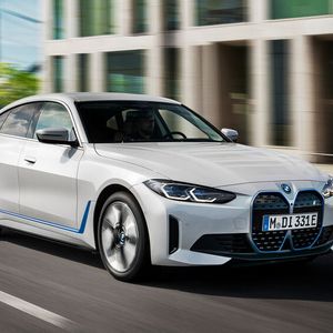 So übernimmt der i4 unter anderem die große Niere an der Front, obwohl sie nicht mehr zur Motorkühlung nötig wäre.(Bild:  BMW)