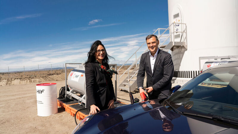 Barbara Frenkel, Mitglied des Porsche-Vorstandes, Beschaffung; und Michael Steiner, Mitglied des Vorstandes, Forschung und Entwicklung eröffnen die E-Fuels-Pilotanlage in Chile – und betanken symbolisch einen Porsche 911.