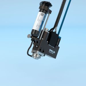 Das Mikrodosierventil Delo-Dot PN5 bietet eine Dauer-Dosierfrequenz von bis zu 300 Hz sowie einen werkzeuglosen Düsenwechsel per Bajonettverschluss. (Bild:  Delo)