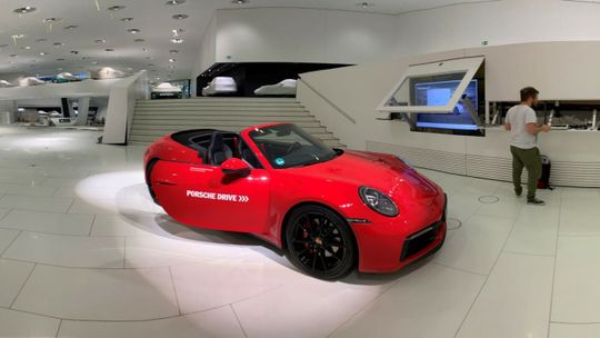 (Am „Selfiepoint“ im Porsche Museum kann sich der Besucher in einen Porsche 911 setzen. (Bild: Porsche Museum))
