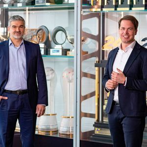 Dieter Gass (links) übergibt seine Aufgaben als Audi-Motorsportchef an Julius Seebach (rechts).(Bild:  Auto-Medienportal.Net/Audi)