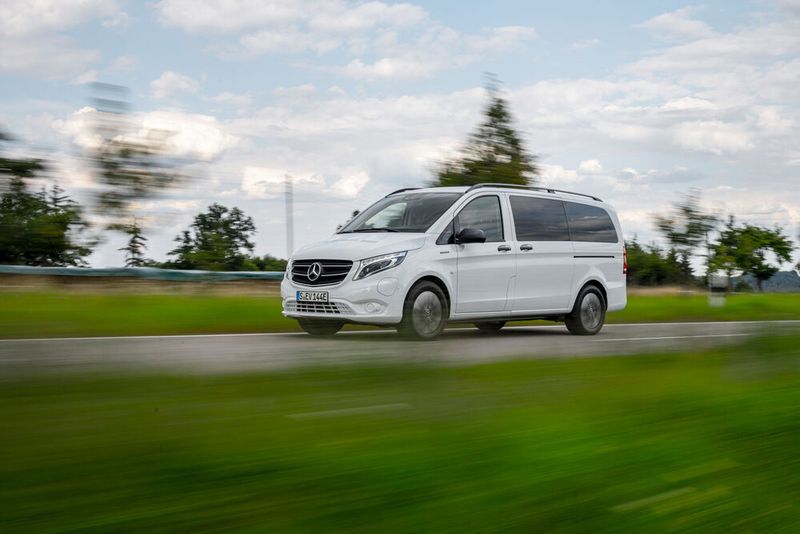 Der Antritt ist E-Auto-typisch flott, der neue, 150 kW/204 PS starke Motor legt sich ordentlich ins Zeug. (Bild: Mercedes)