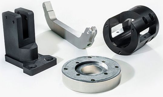 Protolabs ist Spezialist für digitalisierte Fertigungsverfahren. Hier einige Bauteile, die durch spanenden Verfahren, 3D-Druck oder Spritzguss hergestellt wurden. Protolabs hat nun speziell nachgefragt, wohin sich derzeit die Robotik entwickelt und welche Verfahren es dazu braucht.(Bild:  Protolabs)