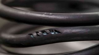 In der Lebensmittel- und Getränkeindustrie sind Kabel besonderen Belastungen ausgesetzt. Werden Kabel verwendet, die nicht darauf ausgelegt sind, kann es schnell gefährlich werden. (Bild: Lapp)