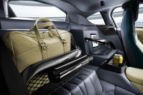 Der hybride Sportwagen Σtos: unterwegs mit persönlichem Autopilot und Drohne. (Rinspeed)