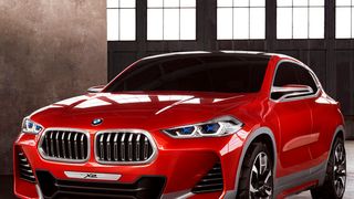 Was bei den großen Baureihen funktioniert hat, soll es nun auch in klein geben: BMW bringt ein SUV-Coupé namens X2. (BMW)