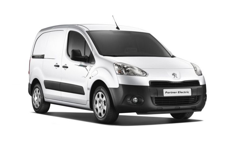 Die Kastenwagenmodelle von PSA, wie der Peugeot Partner, erhalten nun auch einen Elektroantrieb. Der PSA-Partner Mitsubishi entwickelte dafür die Akkus sowie den gesamten elektrischen Antrieb. Der 49 kW starke Elektromotor mit 200 Nm Drehmoment ist nach Angaben des Herstellers im Idealfall für eine Reichweite von 170 Kilometern gut. (Foto: Peugeot)
