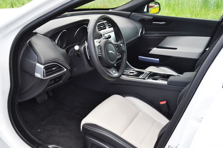 Apropos umsteigen: Vorne haben Fahrer und Beifahrer ausreichend Platz... (Foto: Michel)