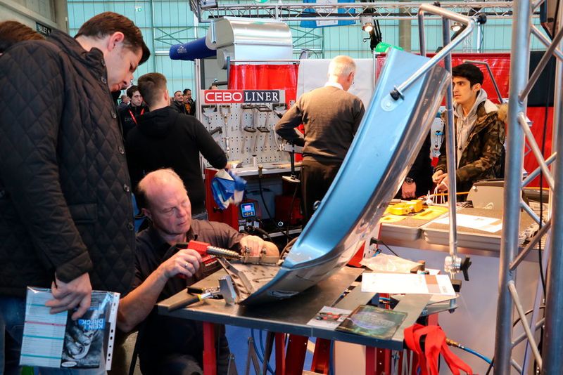 Bei Cebo-Tech zeigte Geschäftsführer Stefan Kopietz den Besuchern, wie das Nitrogen Plastic-Schweißgerät funktioniert. (Jürgen Klasing)