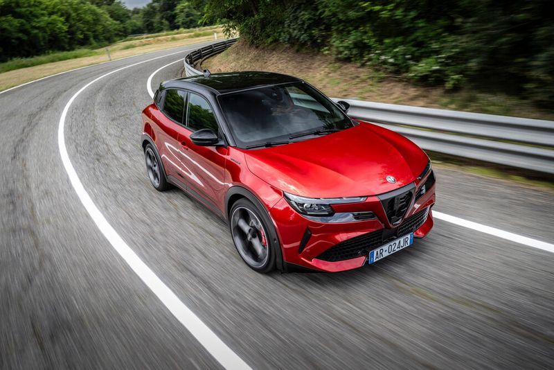Der Alfa bringt seine 280 PS gut auf die Straße. (Bild: Alfa Romeo_Stellantis)
