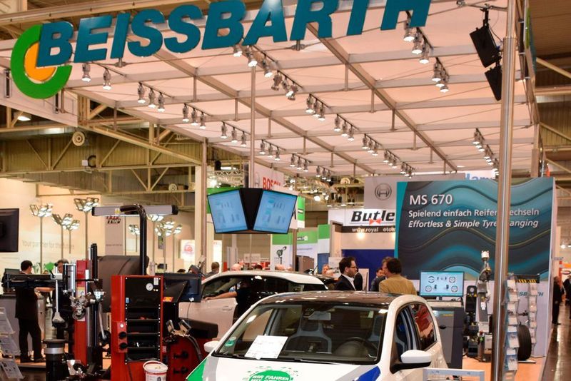 Der Werkstattausrüster Beissbarth zeigte die berührungsfreie Achsmessanlage Touchless im Einsatz. Weiteres Highlight war die hebellose Reifenmontiermaschine MS670. (Ottmar Holz)