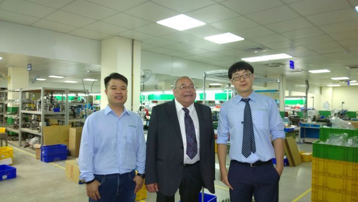 Sales Rep. Pin Wei Lee (links) und Sales Specialist Robinson Tu führen ELEKTRONIKPRAXIS-Redakteur Thomas Kuther durch die Fertigung von Kinsun in Taoyuan.  (Thomas Kuther)