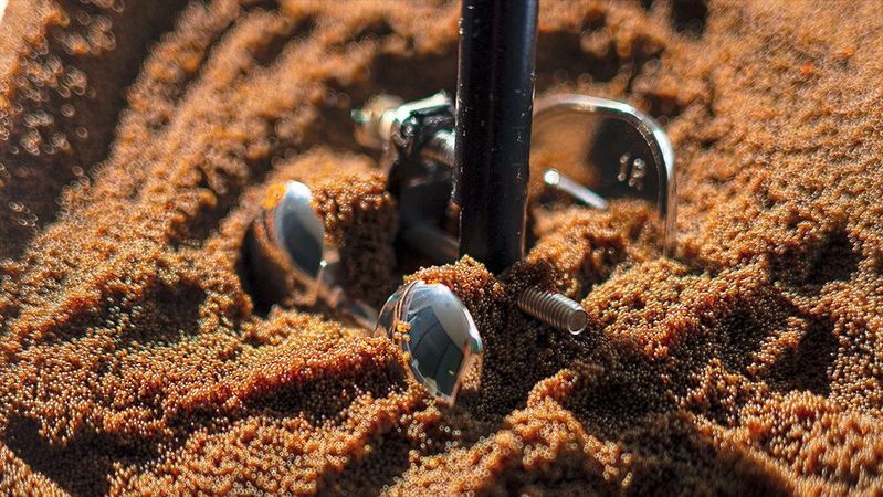 Mit dem trockenen Elektropolieren lassen sich perfekte Hochglanzoberflächen reproduzierbar und ressourcenschonend in kurzen Prozesszeiten erzeugen. Mit dem trockenen Elektropolieren lassen sich perfekte Hochglanzoberflächen reproduzierbar und ressourcenschonend in kurzen Prozesszeiten erzeugen.