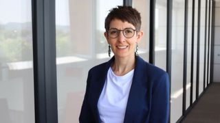 Dr. Irene Kreitmeir, Produktmanagerin für nicht wassermischbare Kühlschmierstoffe bei Zeller + Gmelin: „Unsere Multicut-Medtec-Produkte sind leistungsstark, prozesssicher und biokompatibel. Genau das, was die Fertigung anspruchsvoller Medizinteile erfordert.“ (Bild: Zeller + Gmelin)