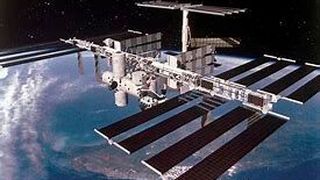 Auf der ISS kann man jubeln! Denn nun ist es erstmals im All gelungen, Ersatzteile für die dortigen Systeme herzustellen. Möglich macht das ein spezieller 3D-Drucker, der mit Laserstrahl und Metallpulver arbeitet. Lesen Sie hier, was dieser Erfolg für die Raumfahrt bedeutet ... (Bild: ESA)