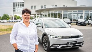 Claudia Richter, Verkaufsberaterin für die Marke Hyundai, vor dem Schade-Betrieb  in Bad Salzungen, wo sich die koreanische Marke und Mercedes-Benz seit diesem Monat einen Showroom teilen. (Bild: Autohaus Schade)