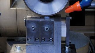 Untersuchungen zeigen, dass die kunstharzgebundene Diamantschleifscheibe mit einer Korngröße von D 64 und einer Konzentration von C 100 geringere Rauheitskenngrößen und somit eine bessere Oberflächenqualität erzeugt. (Archiv: Vogel Business Media)