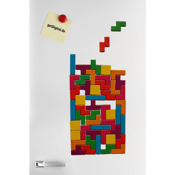 Gerade vor Weihnachten muss man Tetris-gleich die Lebensmittel in den Kühlschrank schichten, damit auch die letzte Packung Käse noch Platz findet. Wenn man dadurch noch nicht zum Tetris-Profi wurde, dann sicher mit dem Kühlschrankmagneten in Tetrisform. 49 magnetische Tetrissteine  für 8,95 Euro.  (getDigital.de)