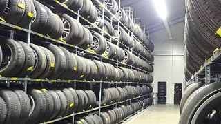 Reifenlager (Symbolbild): Auch für diese Dienstleistung braucht es Genehmigungen. (Bild: Seyerlein/»kfz-betrieb«)
