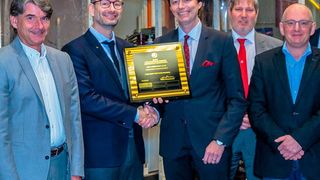 Übergabe der Urkunde durch Edward Jensen (UL) an Dr. Thomas Schöpf (Dehn) (Julius M. Schrafl/ Dehn)