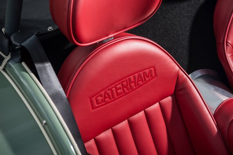 Schick: Das rote Leder der Sitze mit Caterham-Einprägung. (Caterham Cars)