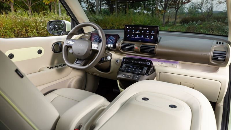 In der Mitte unterm Armaturenbrett sitzt eine Sammlung von Schaltern, die die wichtigsten Funktionen direkt anwählen. (Bild: Hyundai)