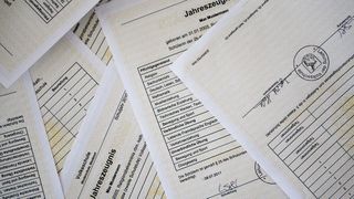 Anstatt wie geplant in diesem Jahr werden wohl erst im nächsten Jahr digitale Zeugnisse ausgegeben werden (© gruber54 – stock.adobe.com)