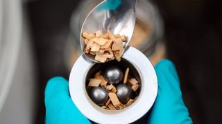 Der erste Schritt, um an den Schatz im Lignin zu gelangen: Holzhackschnitzel werden in einer Kugelmühle zerkleinert und mit Schwefelsäure versetzt. Die Säure spaltet das Biopolymer in seine einzelnen Bestandteile auf. Diese lassen sich jetzt dank eines neuen Ansatzes von Mülheimer Chemikern auch besser weiterverarbeiten. (Bild: Frank Vinken)