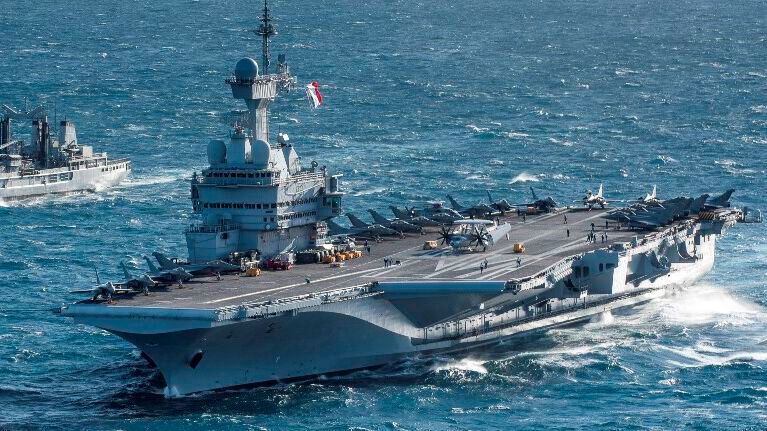 Das nuklear angetriebene Flaggschiff der französischen Marine wurde 2001 in Dienst gestellt. Es ist 261,5 Meter lang, knapp 83.000 PS stark und 50 km/h schnell. (Bild: gemeinfrei)