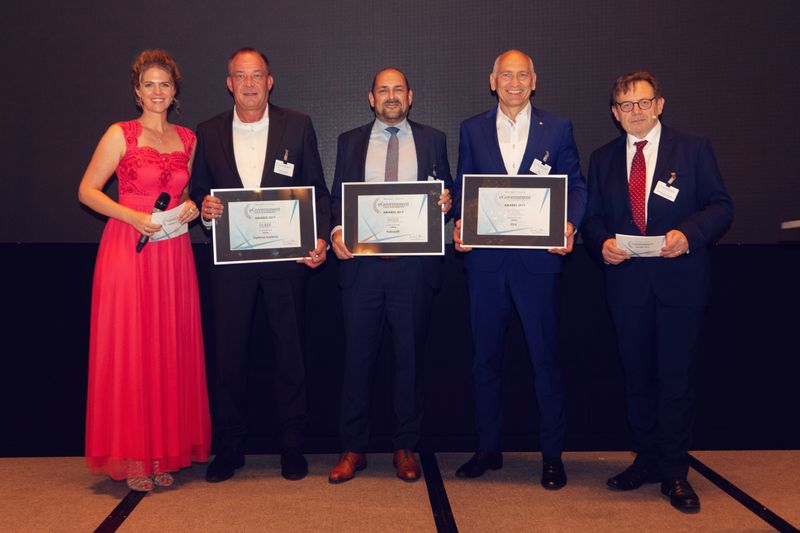 Hier die Gewinner in der Kategorie eAkte: Den Silber-Award für Optimal Systems nimmt Andreas Kalz entgegen. Matthias Wodniok bekommt für Fabasoft den Gold-Award überreicht, und Volker Kadow nimmt für PDV den Platin-Award in Empfang. (Offenblen.de)