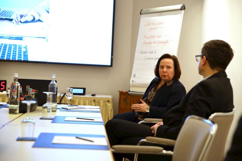 Dr. Monika Walter (Klinikum Bielefeld) im Gespräch mit Tobias Teske (Vogel IT-Medien). (Bild: VIT-Akademie)
