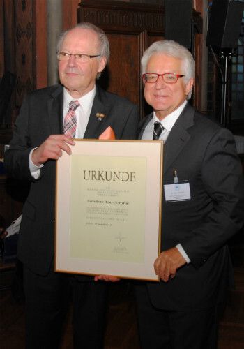 Ausgezeichnet mit der Goldenen Ehrennadel des Kfz-Gewerbes: ZDK-Vorstandsmitglied Harry Brambach (re.) überreicht Ernst-Robert Nouvertné die Urkunde. (Foto: Baeuchle)