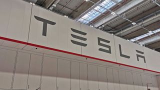 Die Tesla-Fabrik in Grünheide kann nun mit den Erweiterungsbauten beginnen. Derzeit wird aber noch nach Weltkriegsbomben gesucht. (Bild: Otto – VCG)