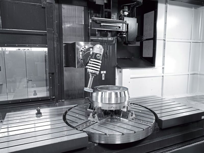 Ein Merkmal der Soraluce Multitask Bettfräsmaschine der Baureihe TRM ist der stufenlos schwenkbare Fräskopf in T-Bauweise mit 37 Kilowatt Antrieb und einem Drehzahlbereich bis 6.000 Umdrehungen pro Minute. (Bild:  Bimatec Soraluce)