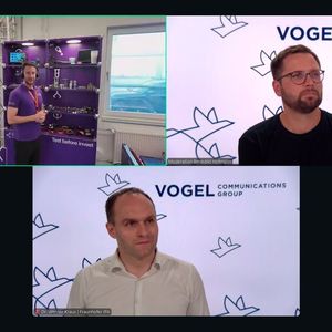 In der Live-Session humanoide Robotik gingen die Experten Dr. Werner Kraus, Forschungsbereichsleiter Automatisierung und Robotik des Fraunhofer IPAs (unten) und Sascha Mais, Leiter Vertrieb International bei Igus (o.l), gemeinsam mit Benedikt Hofmann, Chefredakteur MM-Gruppe, der Frage nach, ob die Realität dem Marketing-Hype um humanoide Roboter tatsächlich gerecht wird. (Bild: Vogel Communications Group GmbH & Co. KG)