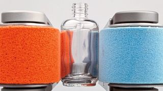 Macht den schonenden Transport von Flaschen möglich: das neue Zahnriemenband von Vetter. (Vetter Kleinförderbänder)