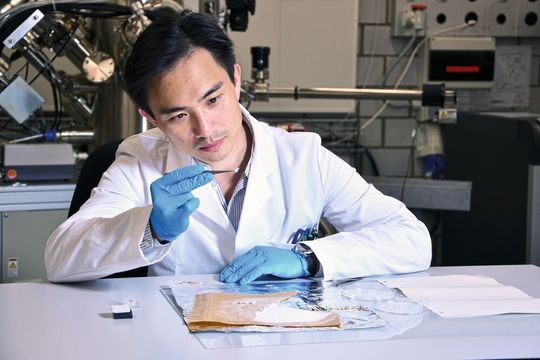 Empa-Forscher Fei Pan arbeitet an einer Membran aus Nanofasern, die Medikamente nur dann abgibt, wenn sich das Material erwärmt. Eine derartige Membran könnte etwa in einem Verband aktiv werden, sobald sich eine Wunde entzündet. Empa-Forscher Fei Pan arbeitet an einer Membran aus Nanofasern, die Medikamente nur dann abgibt, wenn sich das Material erwärmt. Eine derartige Membran könnte etwa in einem Verband aktiv werden, sobald sich eine Wunde entzündet.
