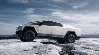 Die ersten Tesla-Kunden haben den Cybertruck erhalten. Der futuristische Pick-up ist deutlich teurer als ursprünglich angekündigt. (Bild: Tesla)