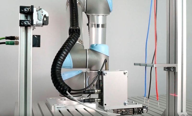 Zum Abgreifen frei im Raum hängender Kabel nutzt Artiminds Laserlinienscanner, da diese gegenüber 3D Kameras mit vergleichbarer Genauigkeit robuster gegen Fremdlicht und meist kostengünstiger sind.