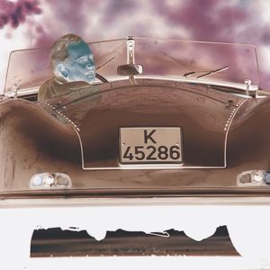 Der 356 ist der Urvater aller Serien-Porsche. Abgebildet ist der Porsche 356 Nummer 1 von 1948 mit Konstrukteur Ferry Porsche an dessen 85. Geburtstag, 1994.(Bild:  Porsche)