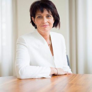 Auf dem Podium: Doris Leuthard, Alt-BR und Verwaltungs-/Stiftungsrätin.(Bild:  KMU Swiss AG)
