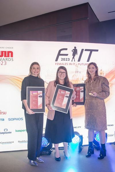 Die Gewinnerinnen aus dem Bereich »Women in IT« | Kategorie »Young Leader«. Sabine Wolz (Silber), Alina Schneider (Gold) und Julia Europa Huppertz (Platin). (Bild: www.hamann.photo)