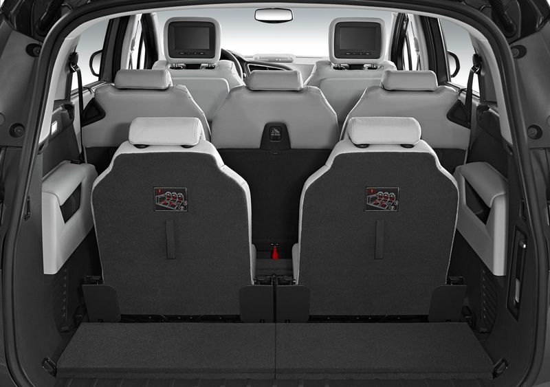 Verschiebbare Einzelsitze ermöglichen eine nutzbare Ladefläche von bis zu 2,76m Länge. (Archiv: Vogel Business Media)