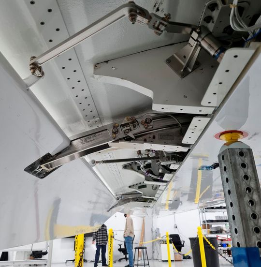 Der Klappenantrieb ist so designt, dass die Klappen ohne außenliegende Verkleidungen auskommen. Das reduziert den Luftwiderstand und die Geräuschentwicklung des Elektrofliegers. (Bild:  Kasaero)