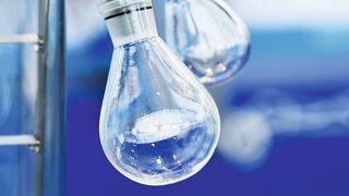 Abb.1: Flüssigkeiten müssen im Labor häufig erhitzt werden. Dabei kann auch mal etwas schief gehen. (©nordroden - stock.adobe.com)