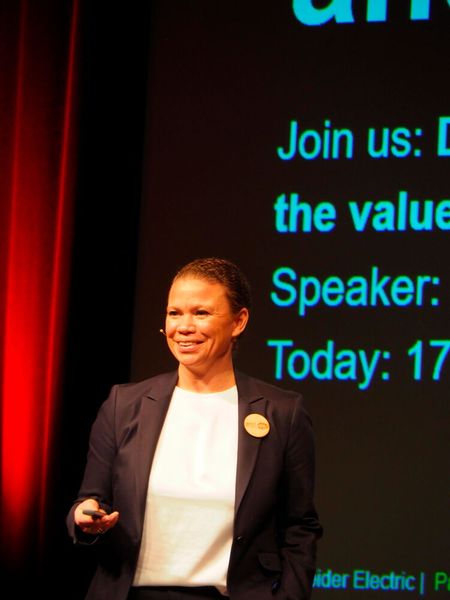 Jessica Bethune, Director Enterprise Solutions bei Schneider Electric, betonte, dass der Profitgedanke allein nicht mehr ausreiche: „Wir haben eine Verantwortung gegenüber der Umwelt und der Gesellschaft. Um eine nachhaltige Welt zu schaffen, brauchen wir die Digitalisierung.