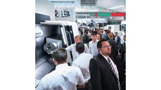 Viele Maschinen und Besucher gab es auf dem AMB-Stand von DMG Mori. (Bild: DMG Mori)