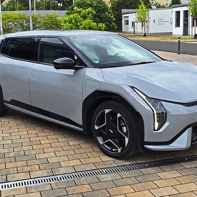 Kia hat mit dem EV4 ein gelungenes Auto für Familien auf die Räder gestellt. (Bild: Julia Mauritz – kfz-betrieb)
