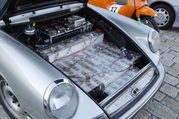 Bertha Benz Challenge 2012, 1. Tag: Ankunft der Teilnehmer am Mannheimer Schloss. Unter der Haube des Elektroporsche mit der Startnummer 34. (Ulrich Steinlechner)
