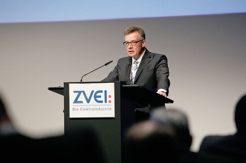 Dr. Klaus Mittelbach, Vorsitzender der ZVEI-Geschäftsführung: „An der Schwelle zu Industrie 4.0 ist es wichtig, dass von Beginn an die rechtlichen Grundlagen für hohe sowie industrietaugliche Sicherheitsstandards festgelegt werden.“ (ZVEI)